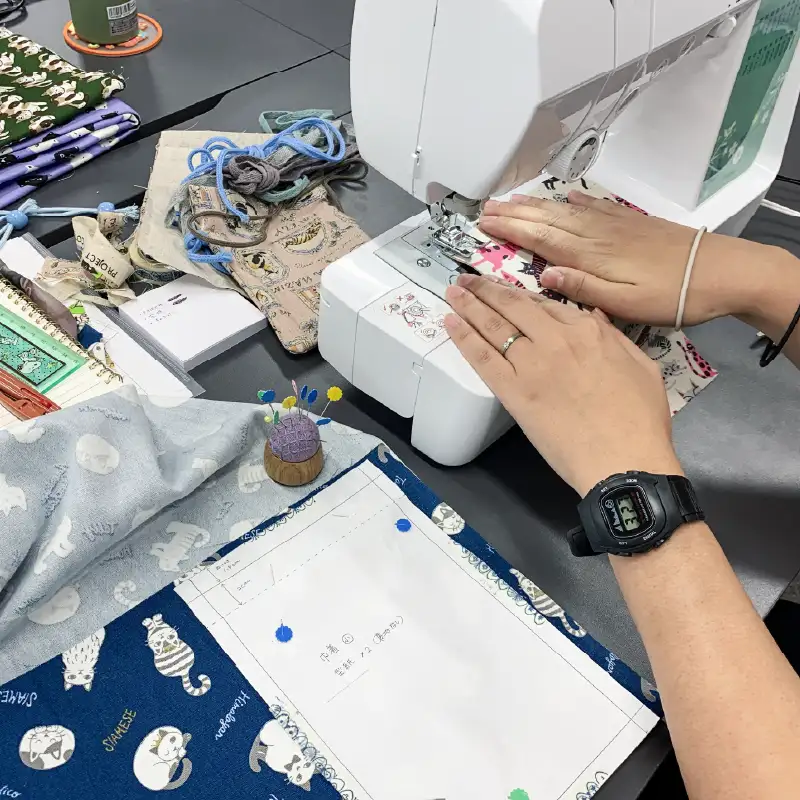 ミシンを使って巾着を縫製している場面