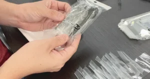 就労継続支援A型事業所で行われるスプーンのパッキング業務の様子