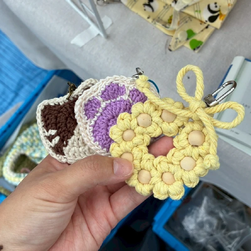 猫の肉球をモチーフにした手作りキーホルダー