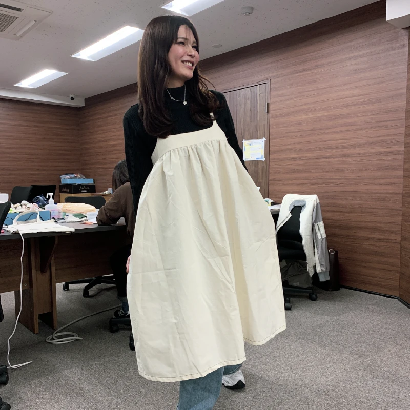 ワンピースを試着した職員、左側面