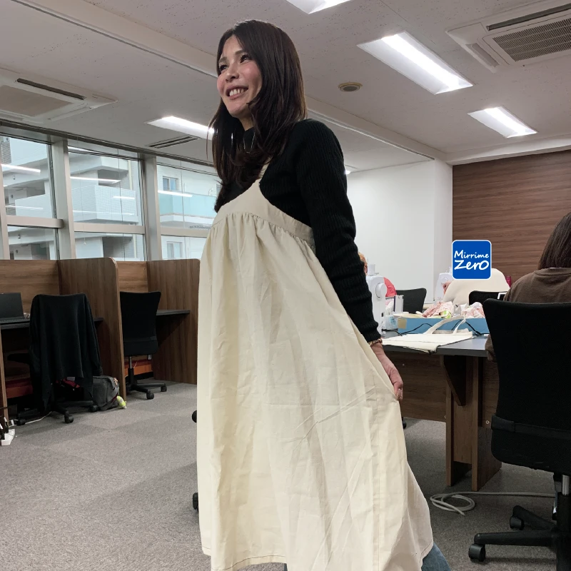 ワンピースを試着した職員、右側面