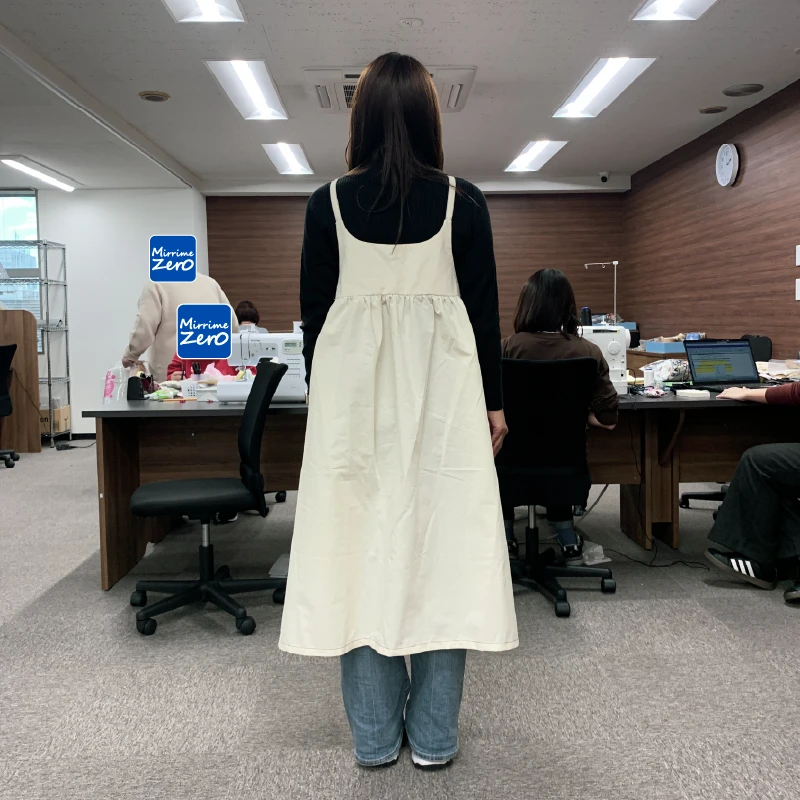 ワンピースを試着した職員、背面