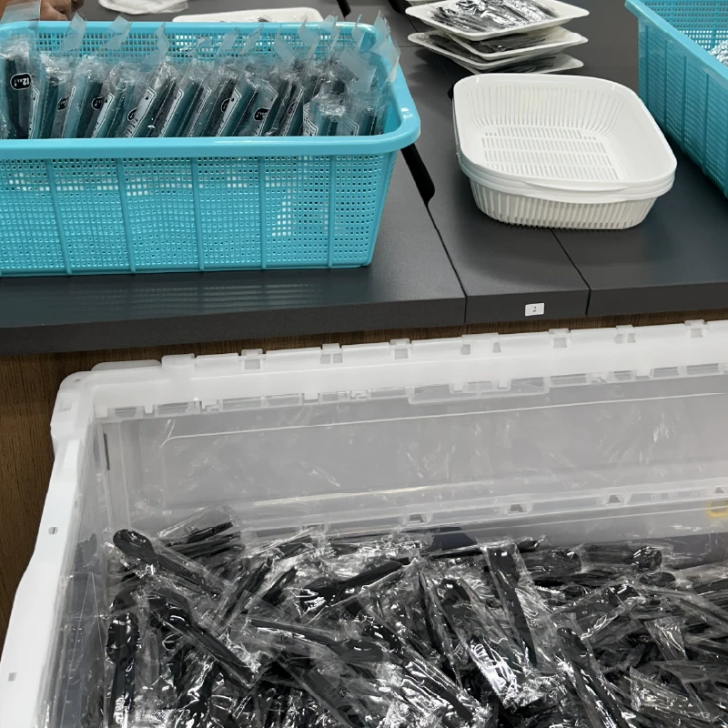 大量のスプーンを包装している作業台