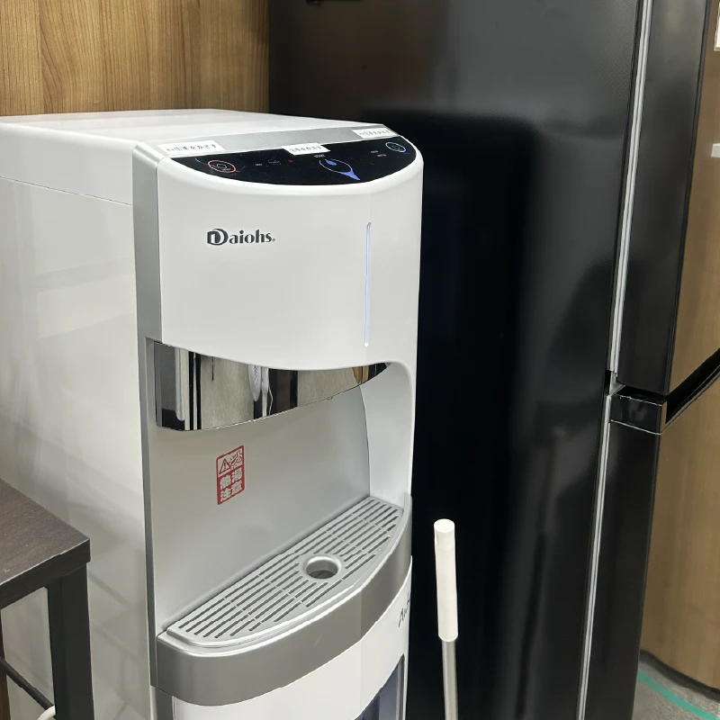 作業後にウォーターサーバーで休憩する利用者さん