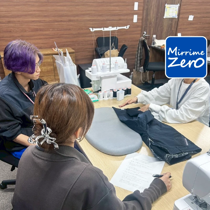 裾上げ作業前に職員がチェックする様子