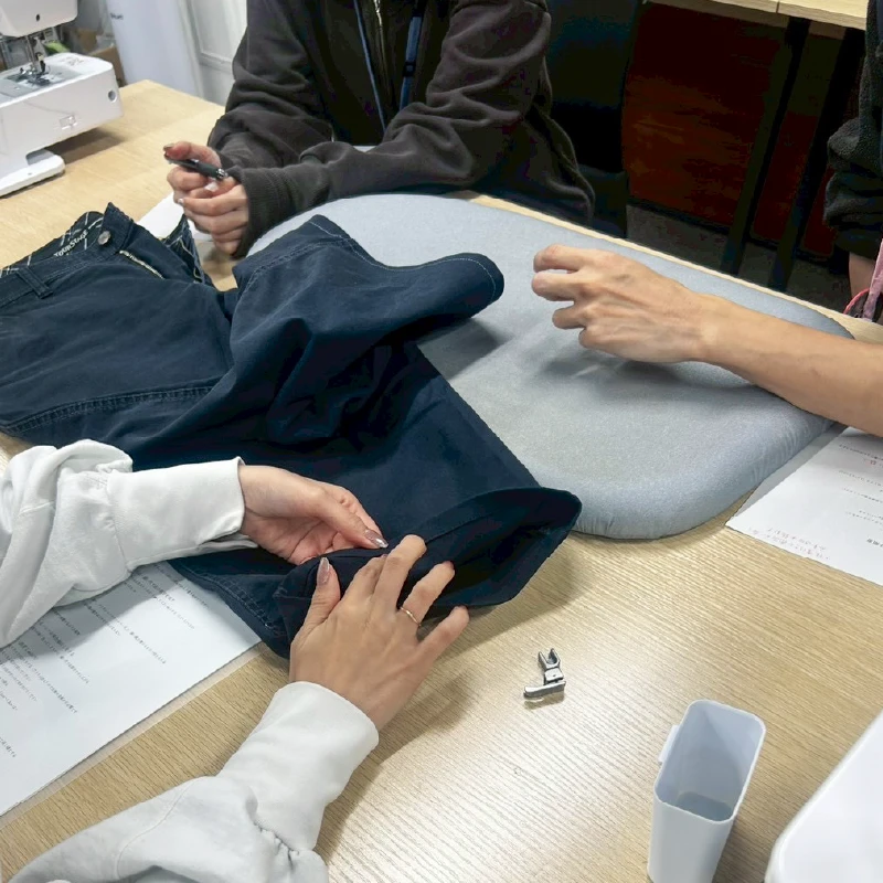 裾上げ位置を定規で測る利用者さん