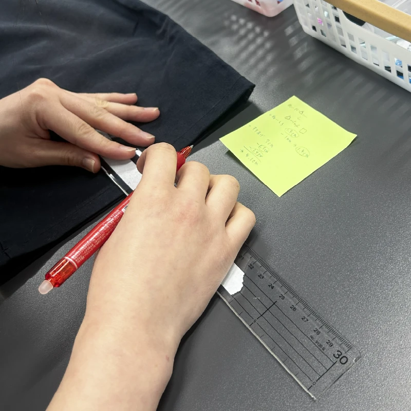 職員と一緒に裾上げ位置を再確認する利用者さん