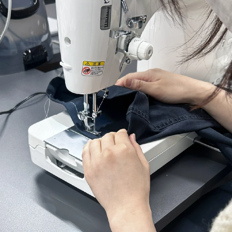 裾上げ作業でミシンを使う利用者さん