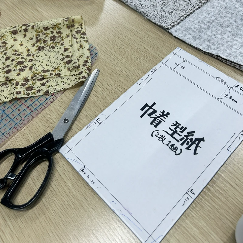 猫柄巾着の型紙がテーブルに広げられている様子