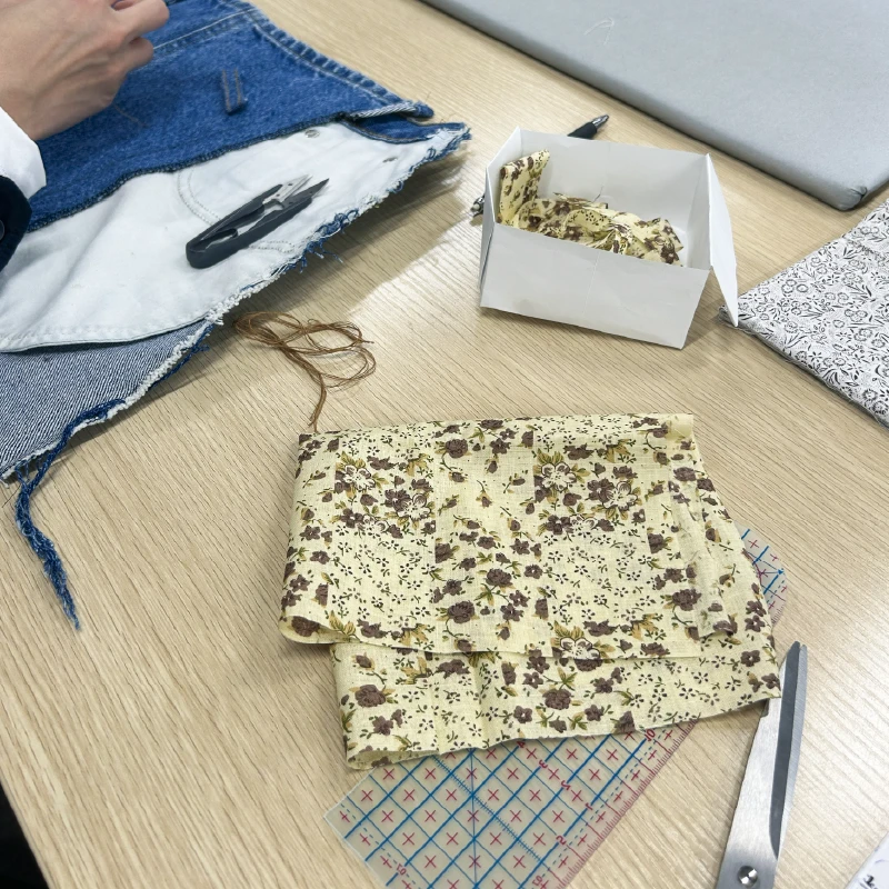 裁断前の猫柄生地がテーブルに並んでいる様子