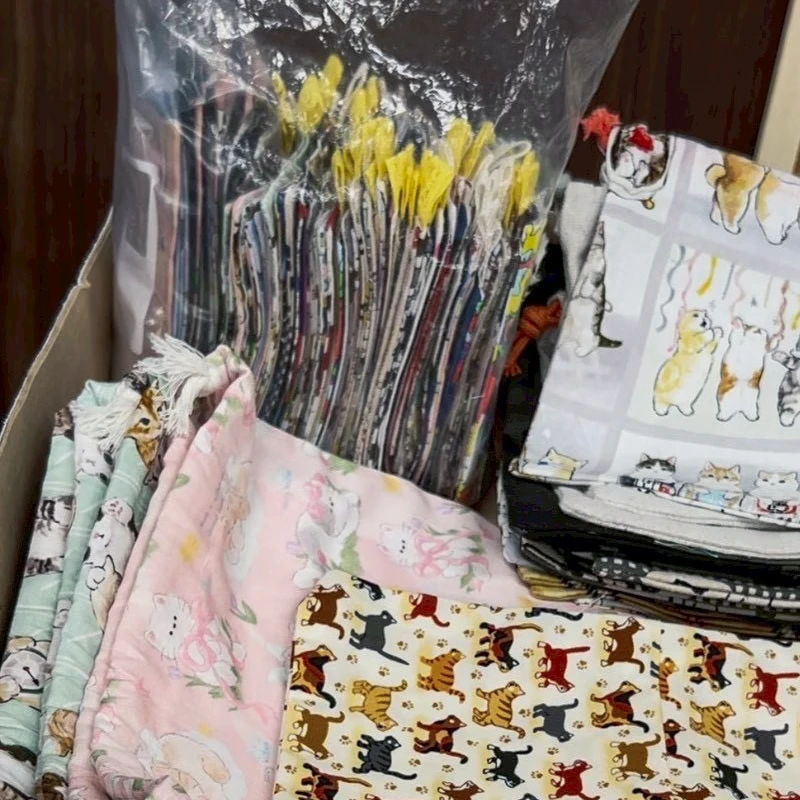 利用者さんが複数の巾着を並べて作業している様子