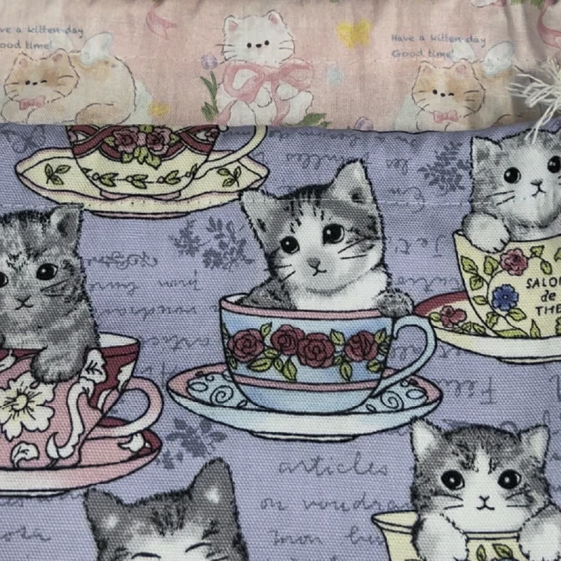 完成した猫柄巾着を整列させている様子