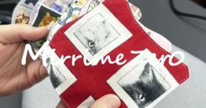 就労継続支援A型事業所で利用者さんが職員と共に猫柄のコースターを制作している様子