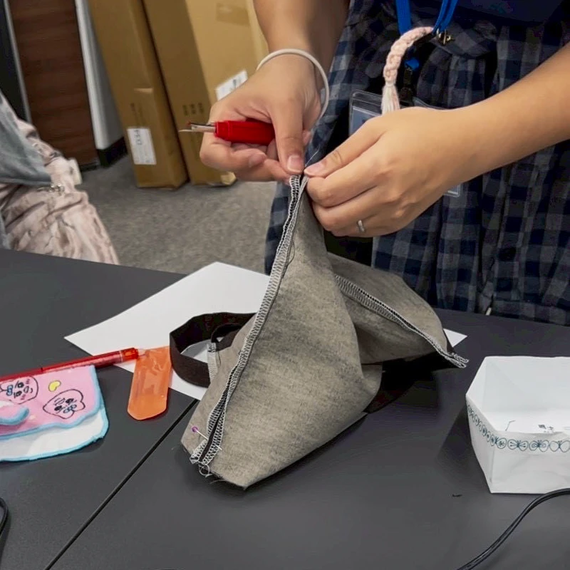 複数の布素材を重ね合わせて配置する利用者さん