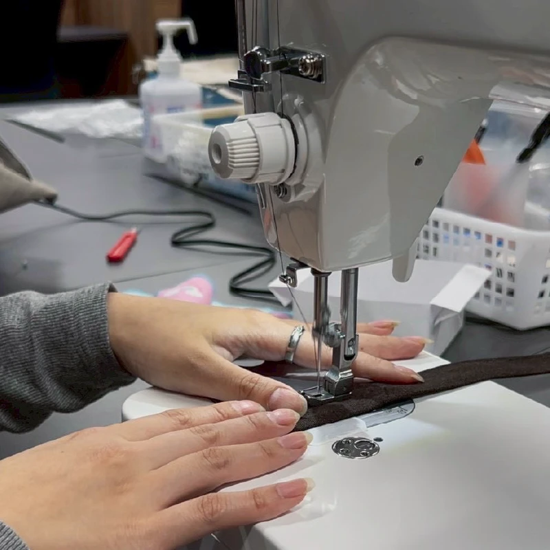 バッグの持ち手部分を作る工程で作業する利用者さん