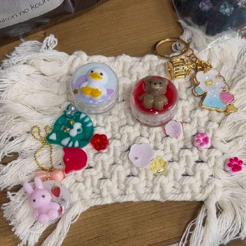 金属やプラスティックでできたキーホルダー