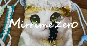 マクラメでスマホストラップを作る利用者さんの手元