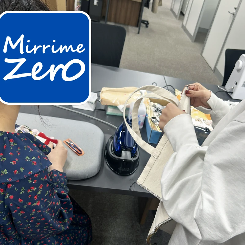 制作途中で職員に確認する利用者さん