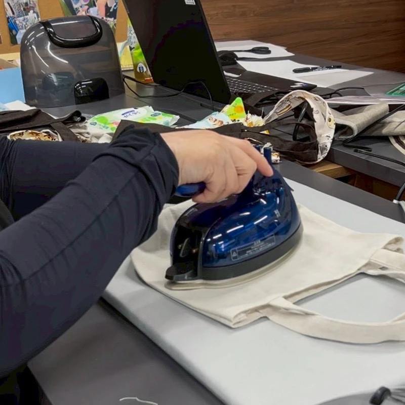 アイロンがけをしているトートバッグ