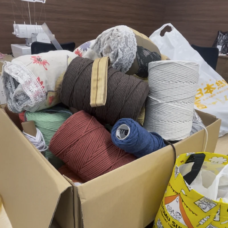 事業所に並べられた毛糸
