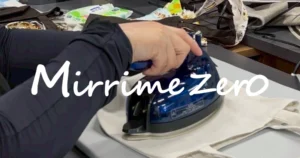 利用者さんが無地トートバッグを制作している様子の手元