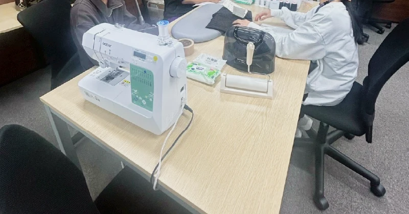 利用者さんが作業に集中する就労継続支援A型事業所の業務風景