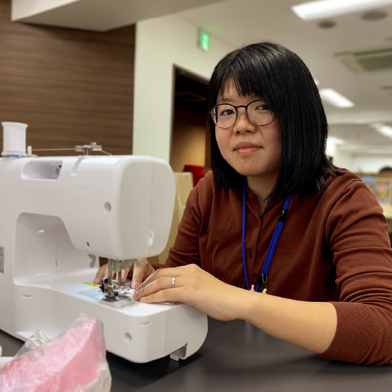 ミシンで作業中の職員