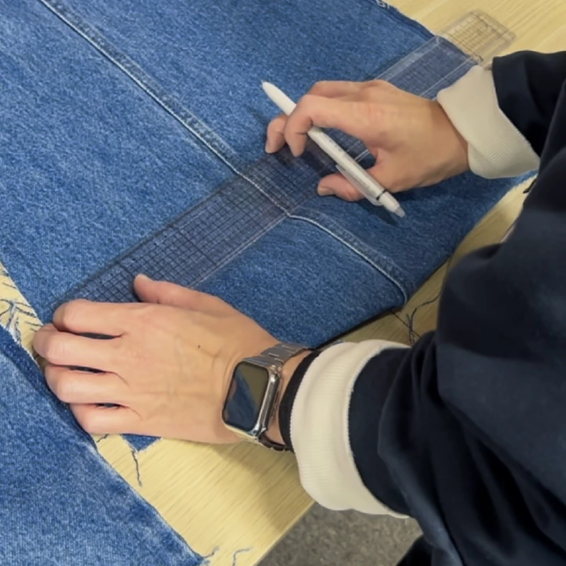デニム生地を測る工程