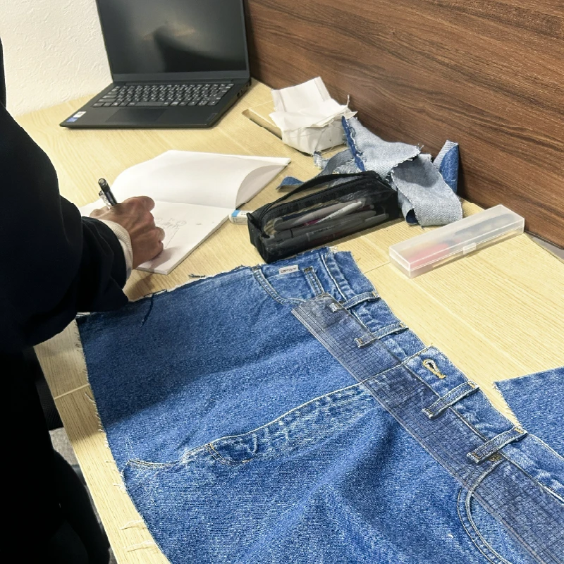 図面と生地を照らし合わせて確認する様子