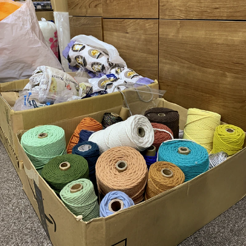 カラフルなマクラメ用の紐