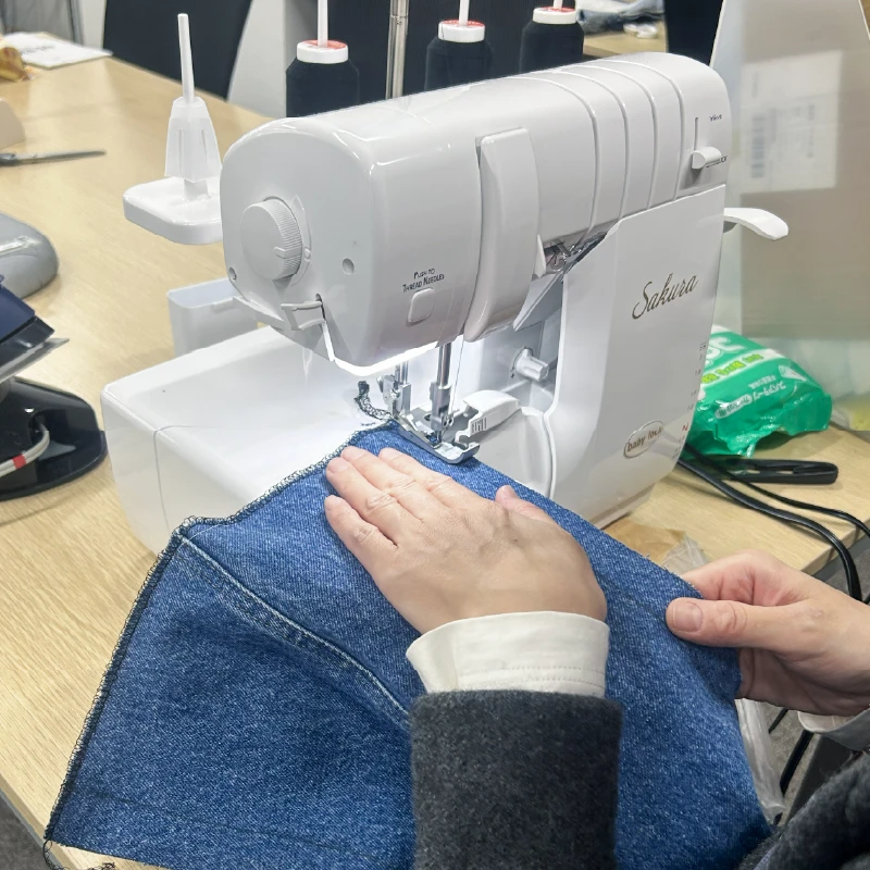 ミシンでデニムを縫う工程
