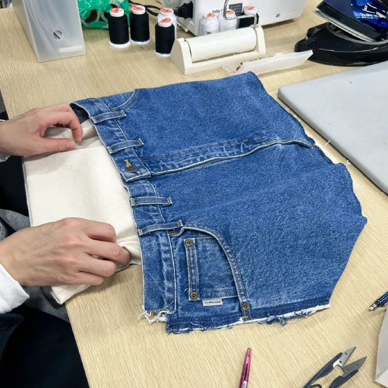デニムに裏地を付ける工程