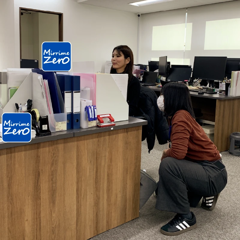 職員同士が相談している様子